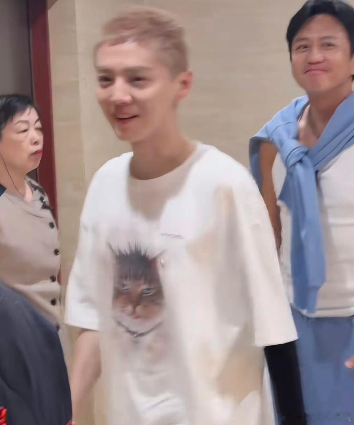 1.古力娜扎现在每隔一段时间就会去某山算运势，她那个因贪污被辞退的经纪人就是那边