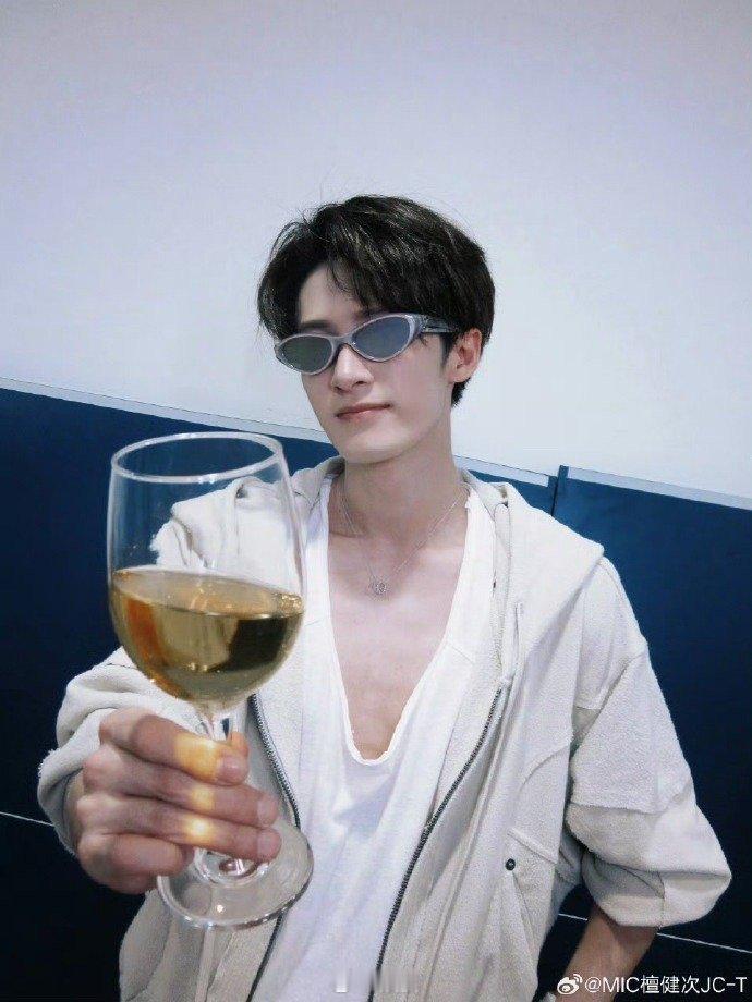 檀健次好6团比心对齐颗粒度好六团默契大考验上线！比心反复磨合N次才完美同频，花絮