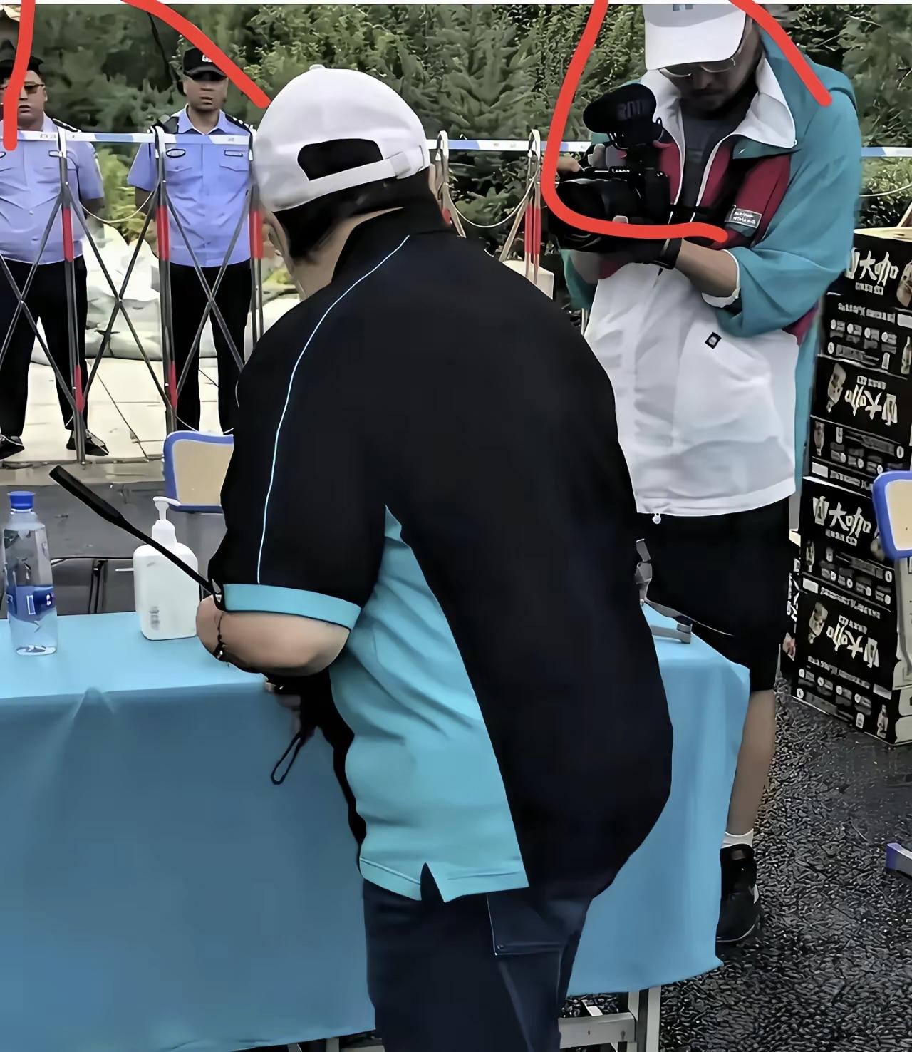 稍微带点脑子，就让摄影师和摄像师穿便装，那样还会给人一种做慈善的过程中狗仔追着拍