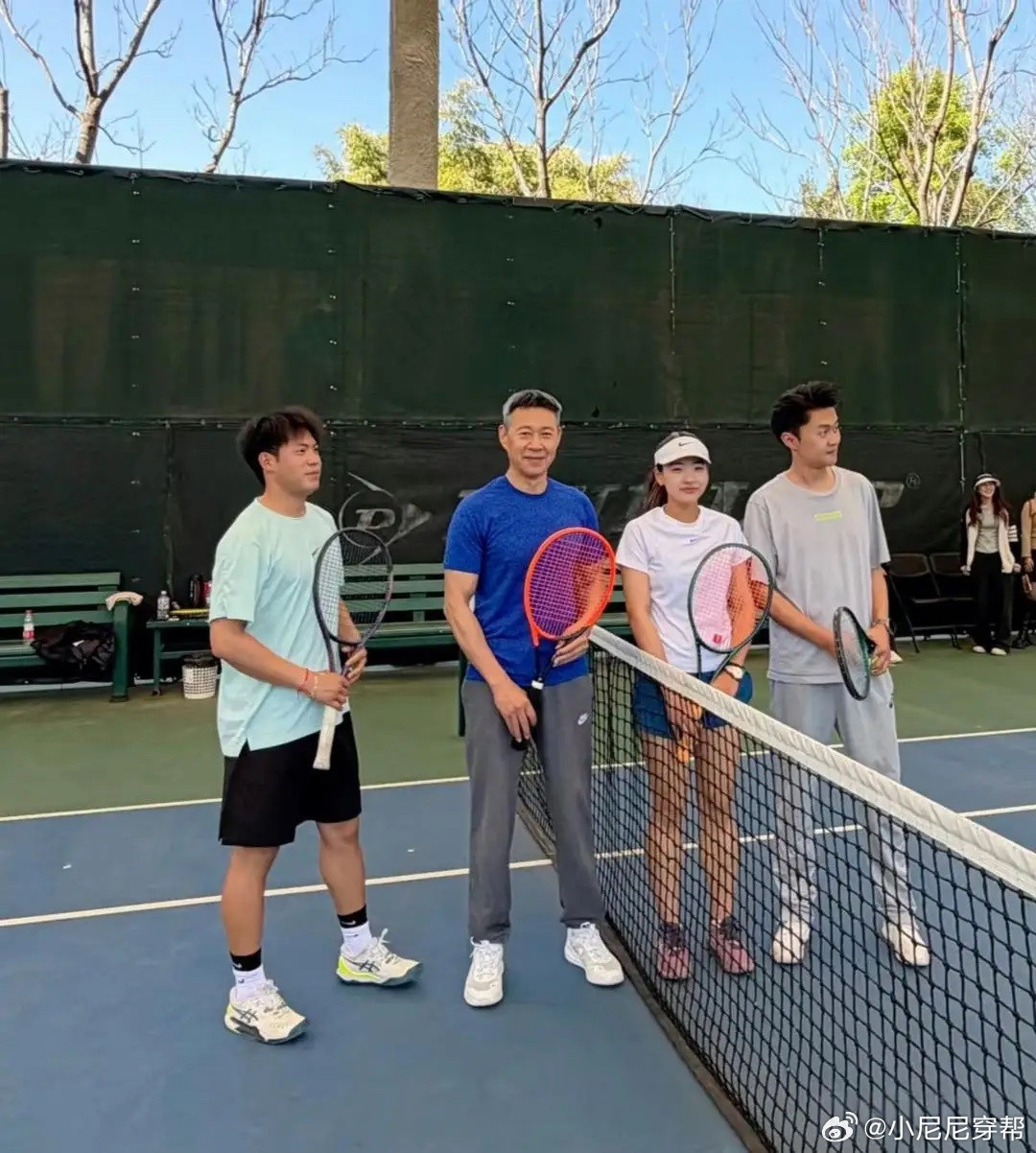 70岁张丰毅在昆明体育馆打网球被偶遇，他看起来好年轻，身材健硕，胸肌饱满，真的很