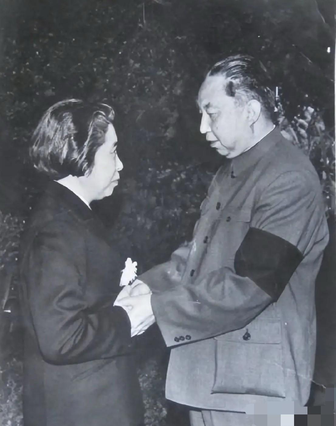 1980年5月17日，北京人民大会堂万人大礼堂，素白肃穆，举国同悲。这一天，全国