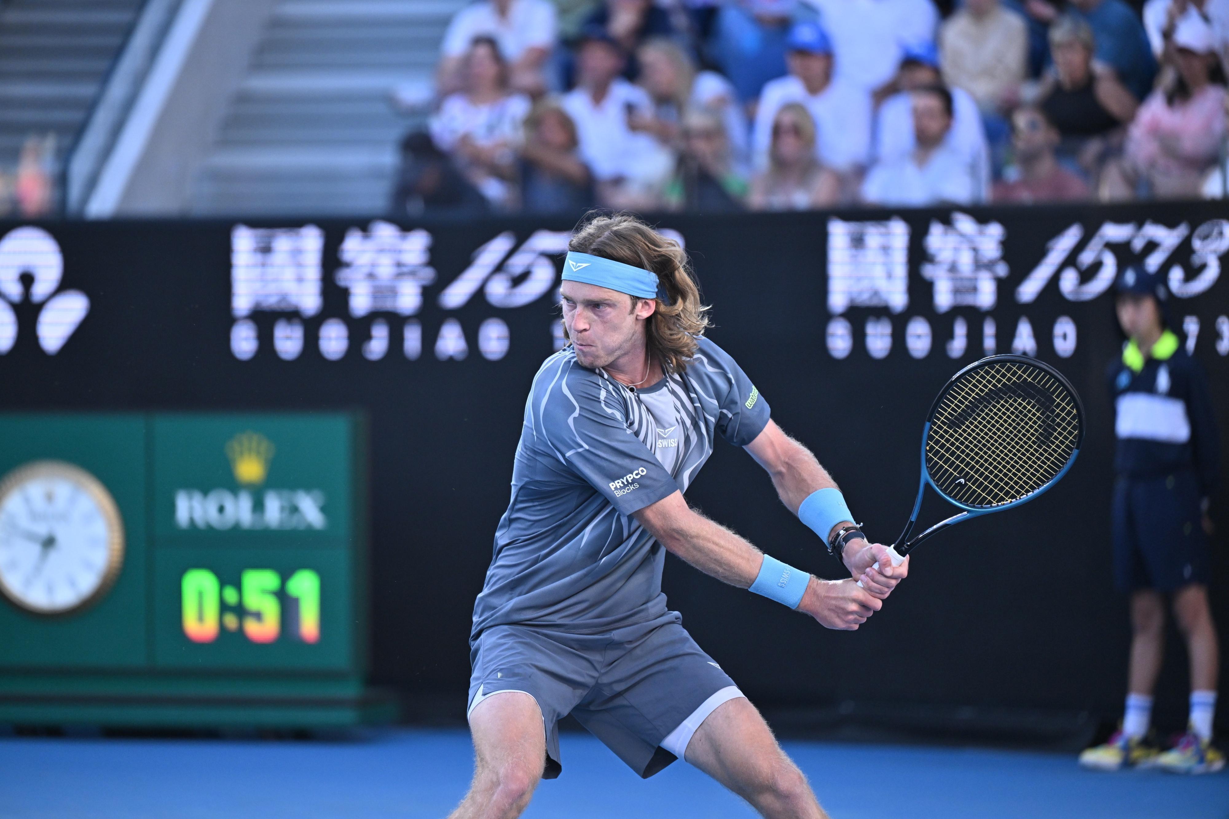 澳网2026澳网男单第三轮，连丢两盘的卢布列夫在第三盘2-0开场之后连输5局，