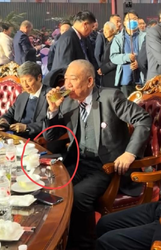 崔培军，年会桌子上，抽的什么烟？红色软盒，目测软中华，70元一盒，按照崔总这身价