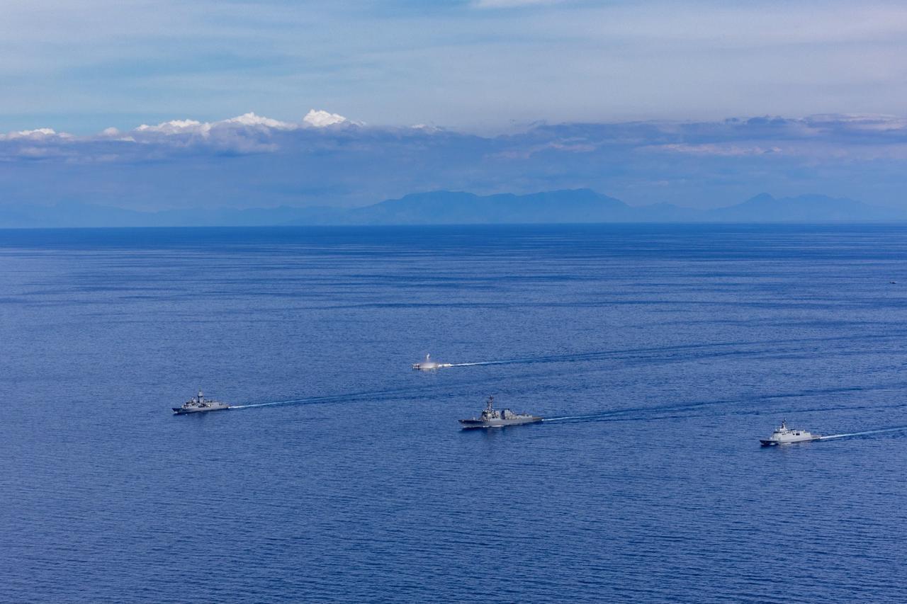 黄岩岛以东发生紧张对峙！052D驱逐舰不顾阻挠，抵近监视美菲舰队。可能很多人