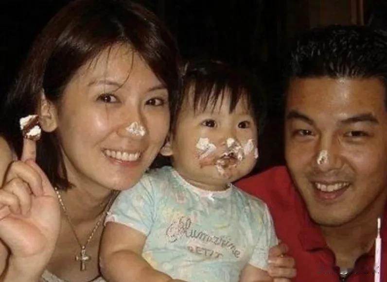 现在贾静雯大女儿梧桐妹已经长大了，想当年贾静雯和孙志浩争夺孩子的抚养权，真的是好