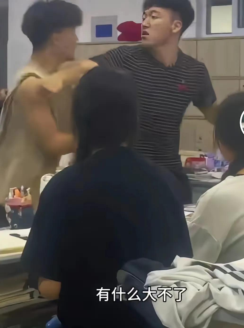 🌛浙江一位男老师因婚姻破裂患上抑郁症，无奈打算请假休养调整状态。他去班上上
