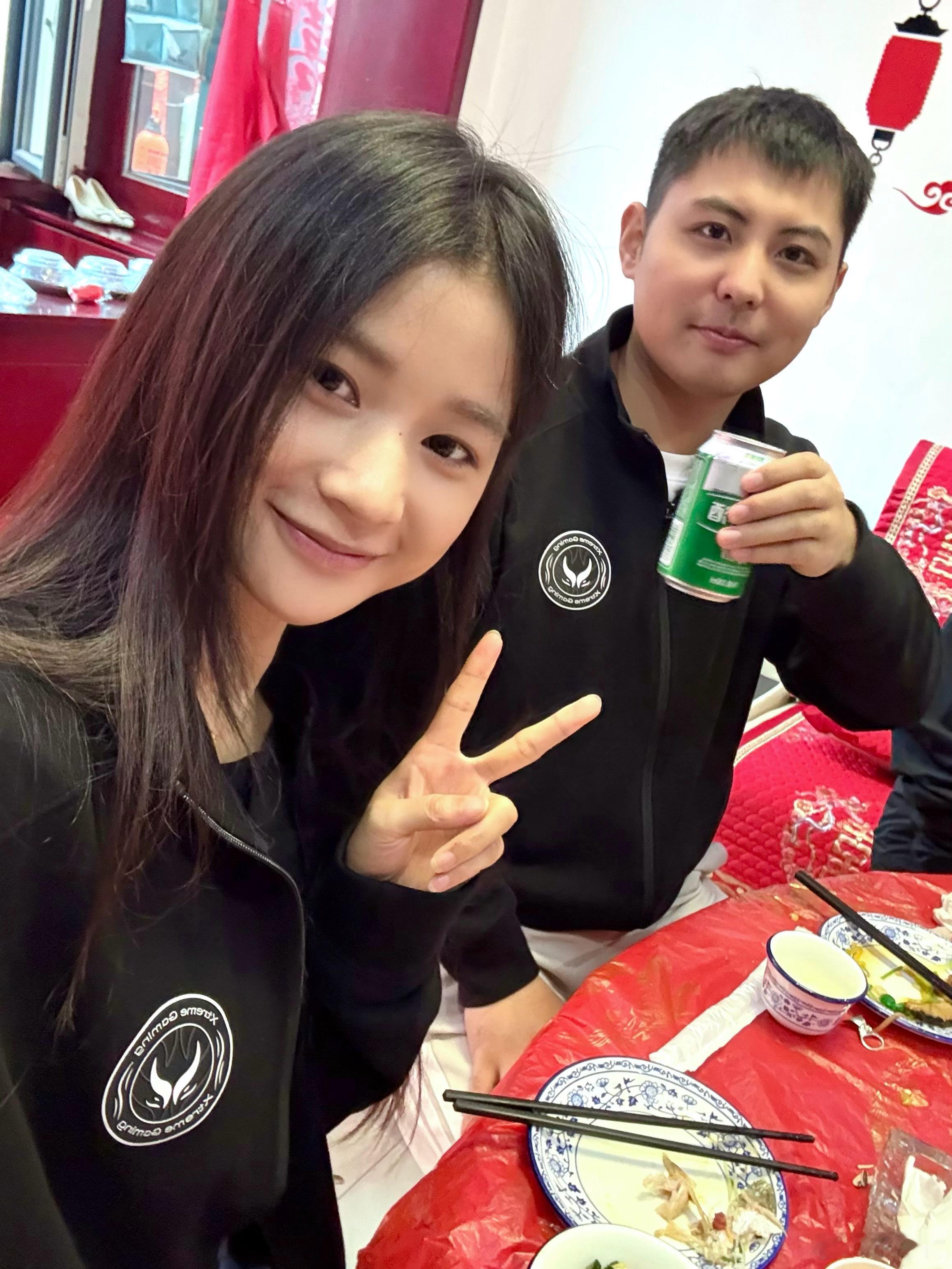 给兄弟们敬一杯🍻，我们这衣服还不错吧[doge]dota2​​​