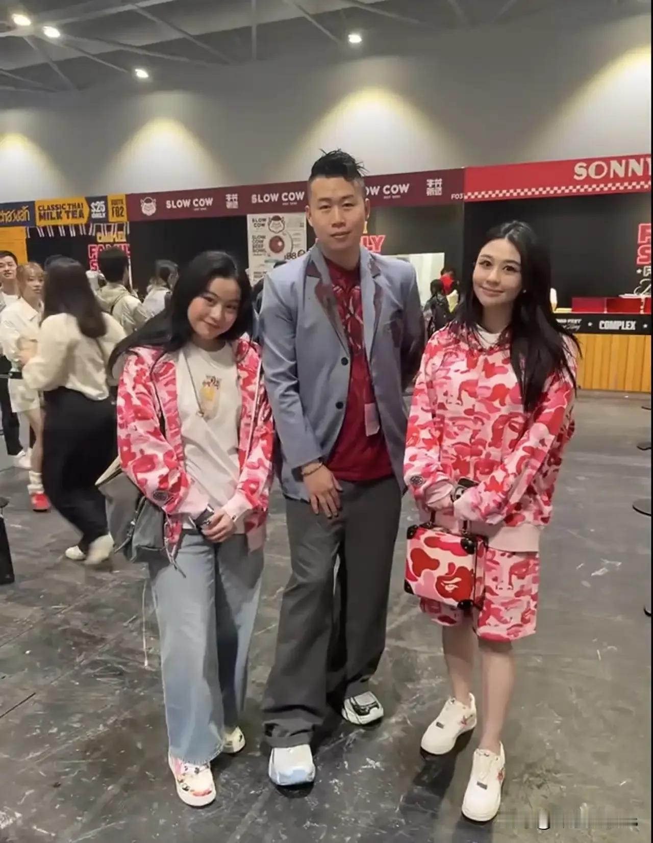 甘比大女儿和邱淑贞大女儿一同穿大红上衣，青春无限好。朱玲玲赵雅芝一同穿纯白裙子，