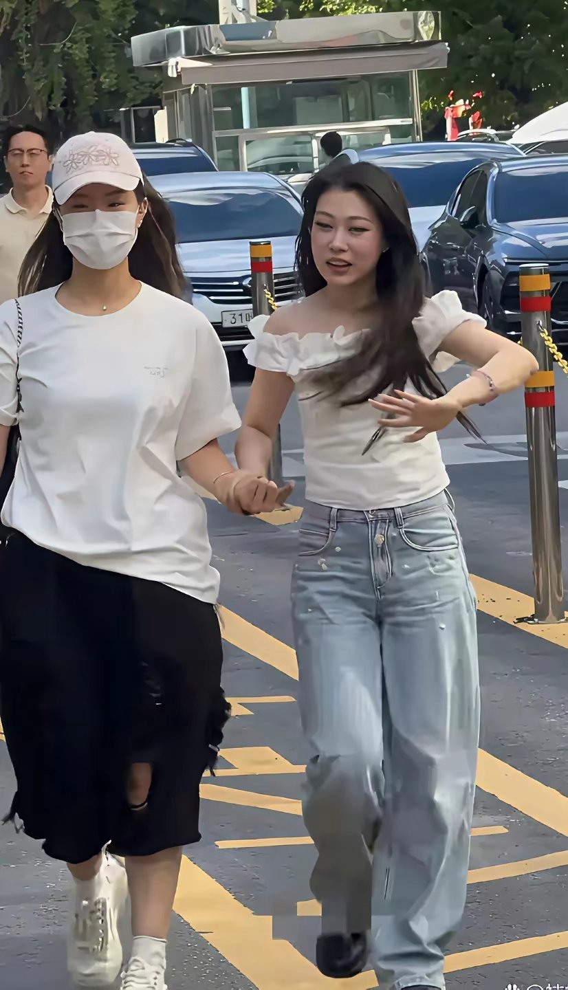 沈佳润在韩国广播公司上班被拍，路人角度，比在舞台上漂亮多了​简单的妆容很好看，朴素的衣着，邻家小妹的