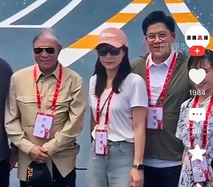 李嘉诚的“体面”，在霍震霆参观山东舰的对比下碎了一地！霍震霆登舰