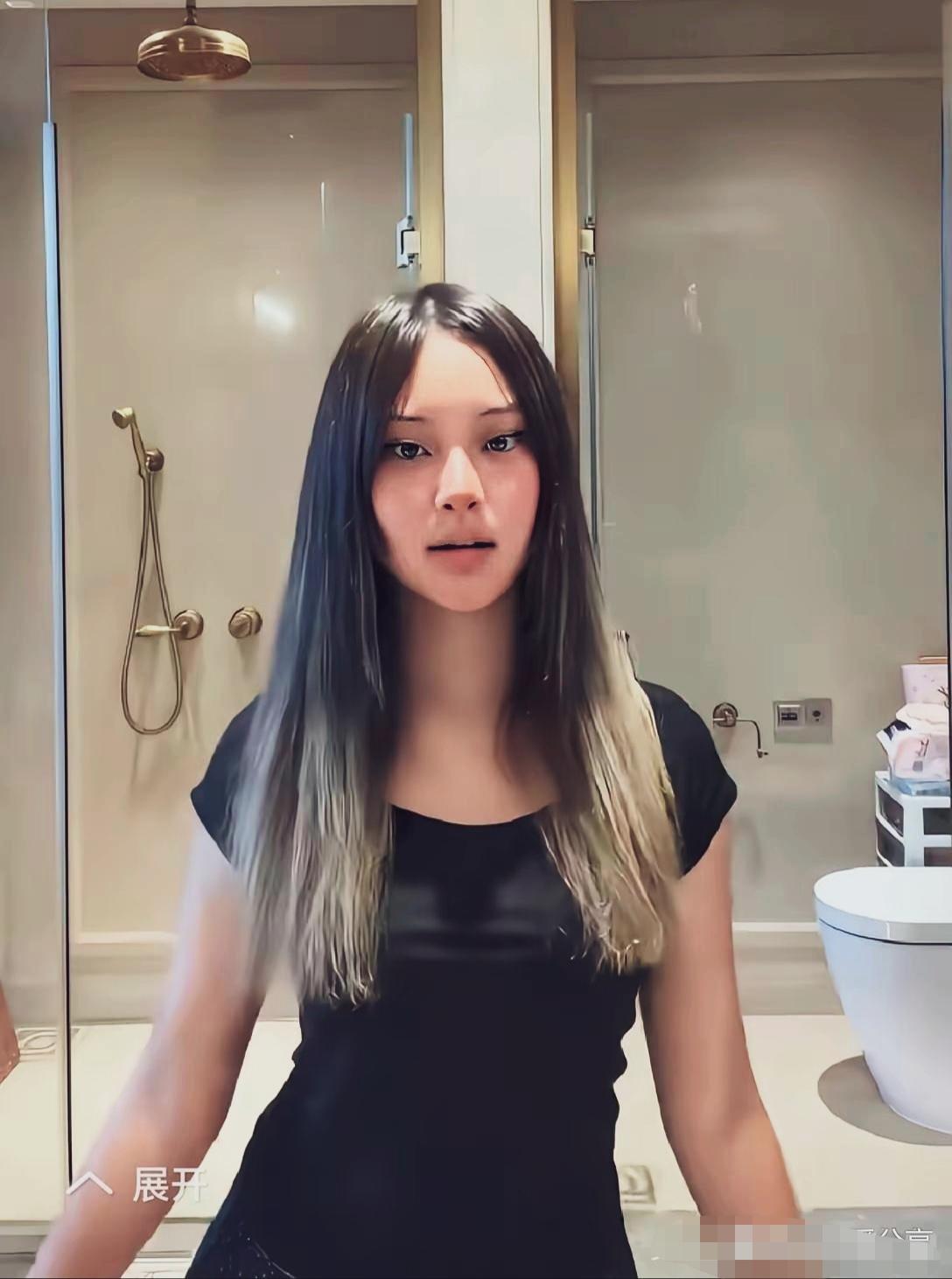 这是甜馨？都说女大十八变，越变越好看！甜馨是长残了！