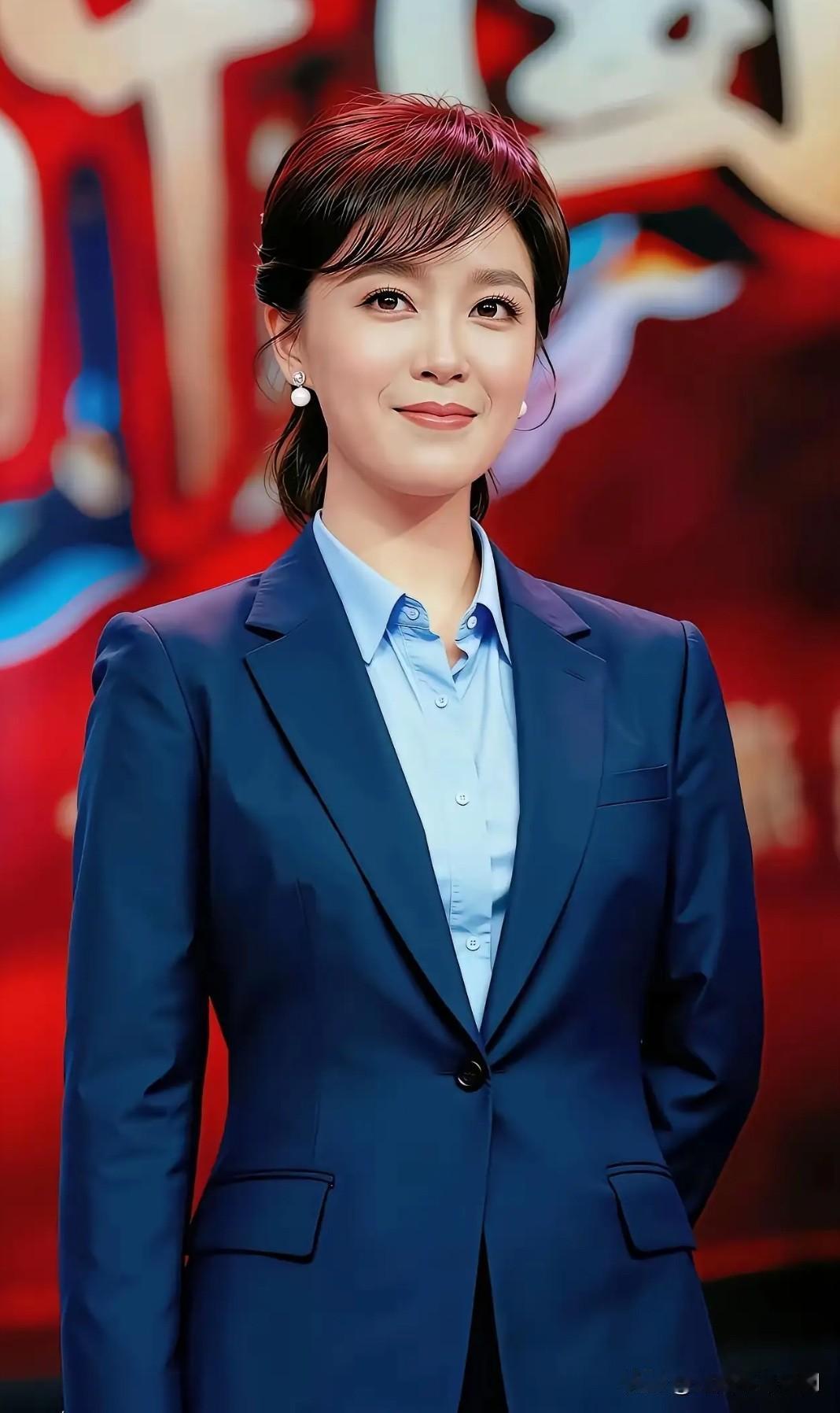 她是家喻户晓的主持人，河南卫视《梨园春》金牌主持，陪伴亿万观众度过无数时光。她斩