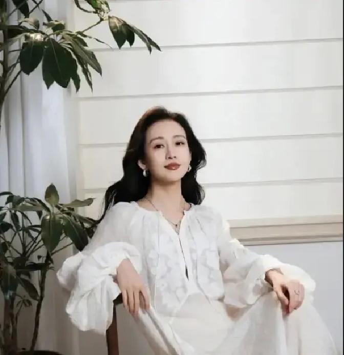 好家伙，王鸥这算盘打的，我在剧组都听见了。拍戏赚的片酬，转头就填了服装买卖的窟窿