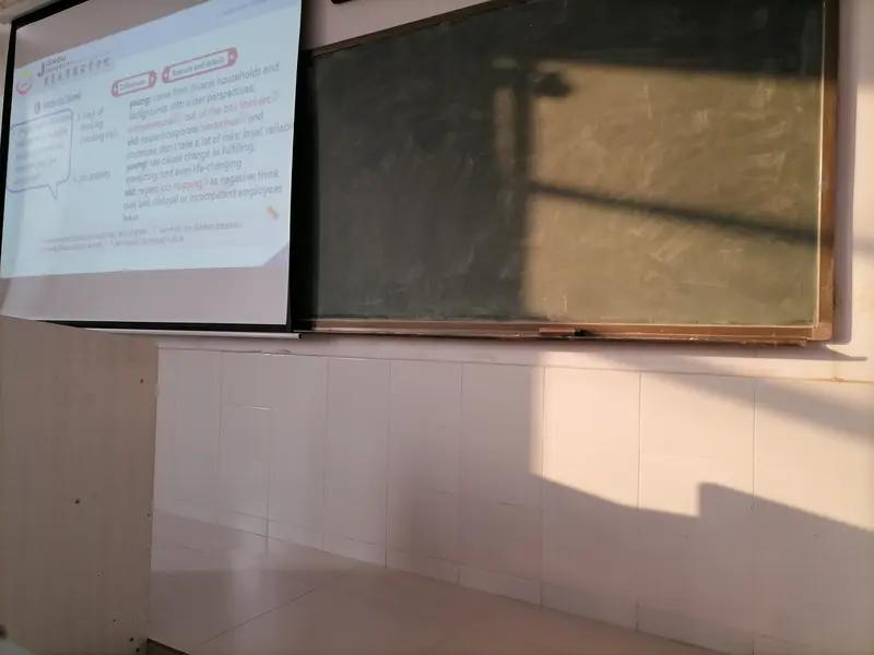 感觉赛课活动一直追赶着我，从来没有摆脱过它。刚参加工作时，领导们不放心我上课，