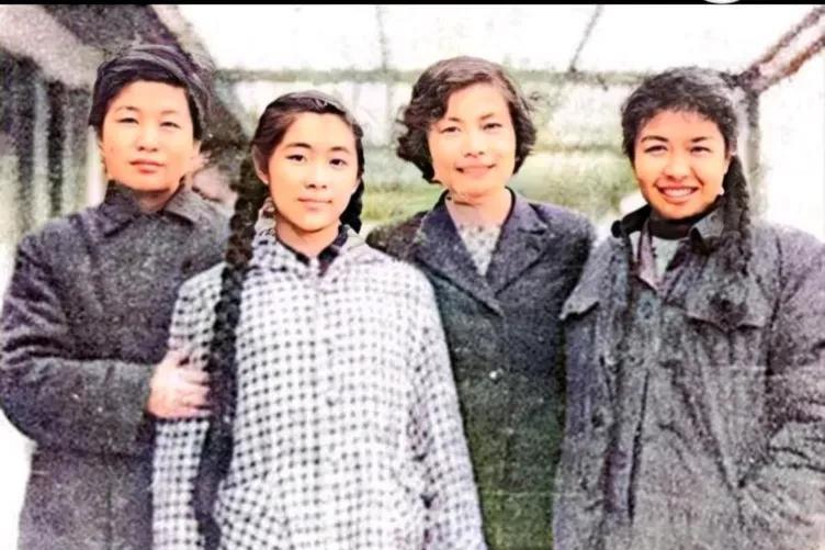1961年，几位姑娘在深圳罗湖桥头，留下的一张珍贵合影。镜头中的她们并排而立，虽