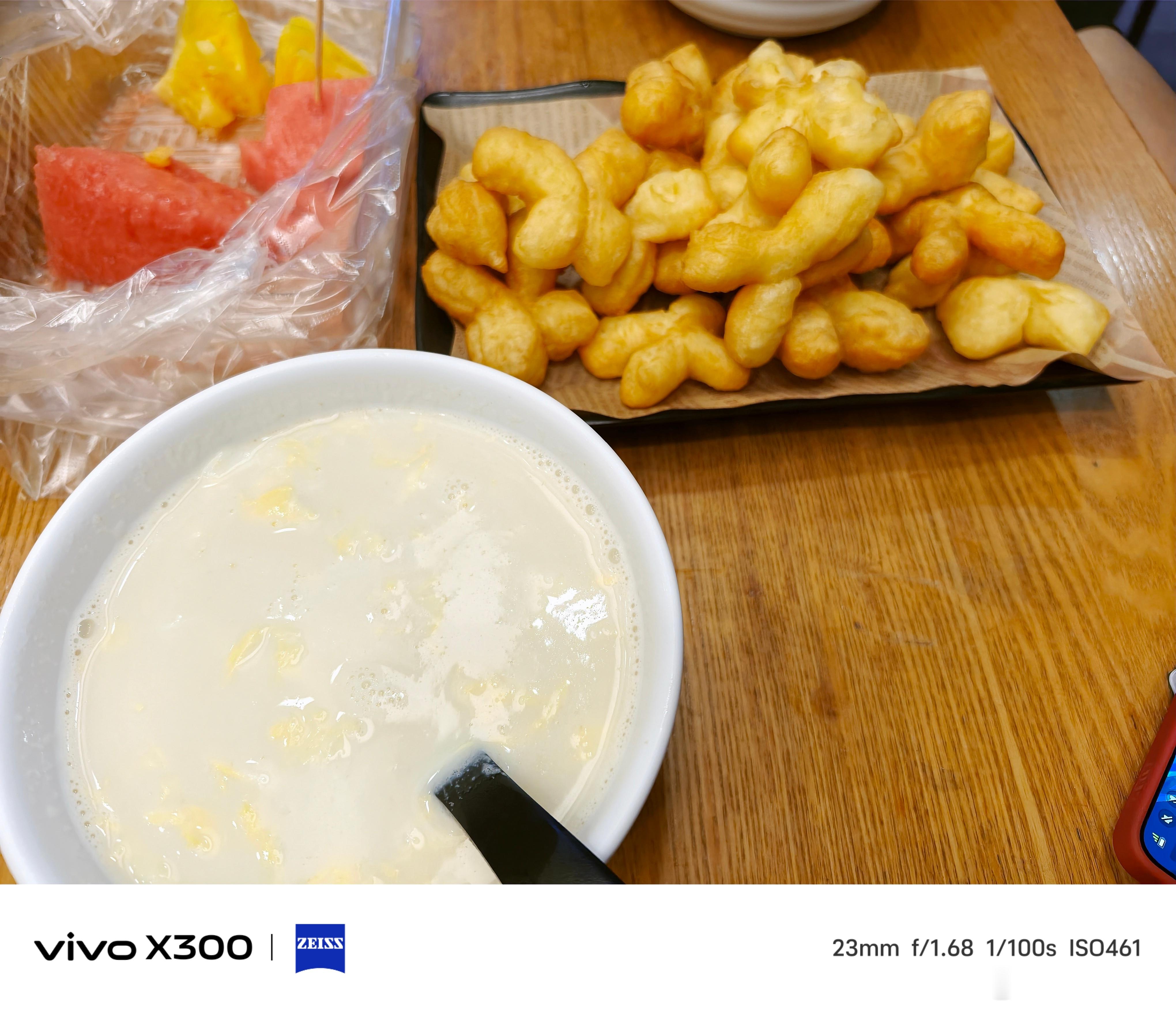 家人们有喝过这种豆浆里加各种小料，例如桃胶雪燕红豆，然后沾油条的吗？整得跟糖水
