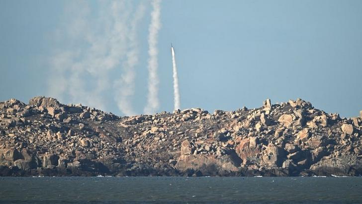 现场照片来了，中国人民解放军在靠近台湾的福建平潭岛，进行军事演习时发射火箭弹，一