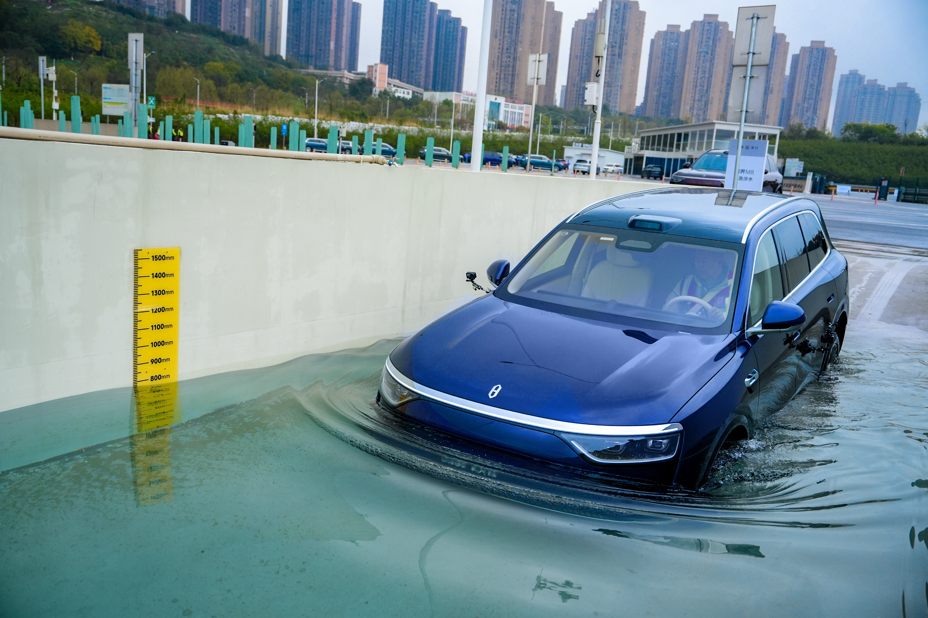 在近期媒体的实测中，问界M8用两组数据揭示了一个常被忽视的事实：高速安全的关键不