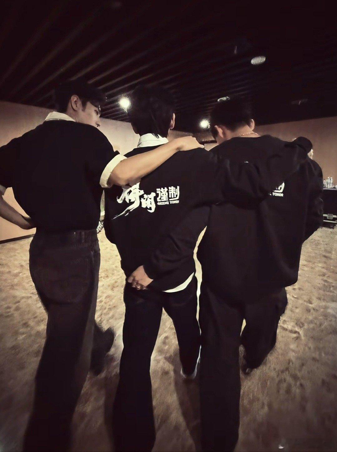 得闲谨制男团F3，正好十日终焉的导演是得闲的剪辑，都有档期的话不如协调一下打包进