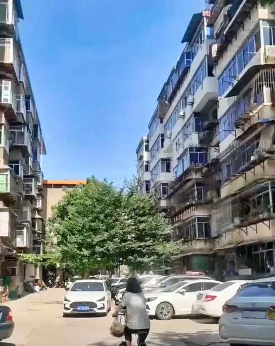 前两天回江油处理了1套房子，145平，6楼，挂了近三年，几乎无人问津。从45万一
