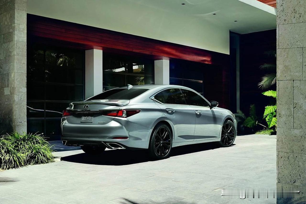 今日闲来无事去雷店看车。展厅里仅陈列着NX、ES和RX三款车型。走进去展厅的豪