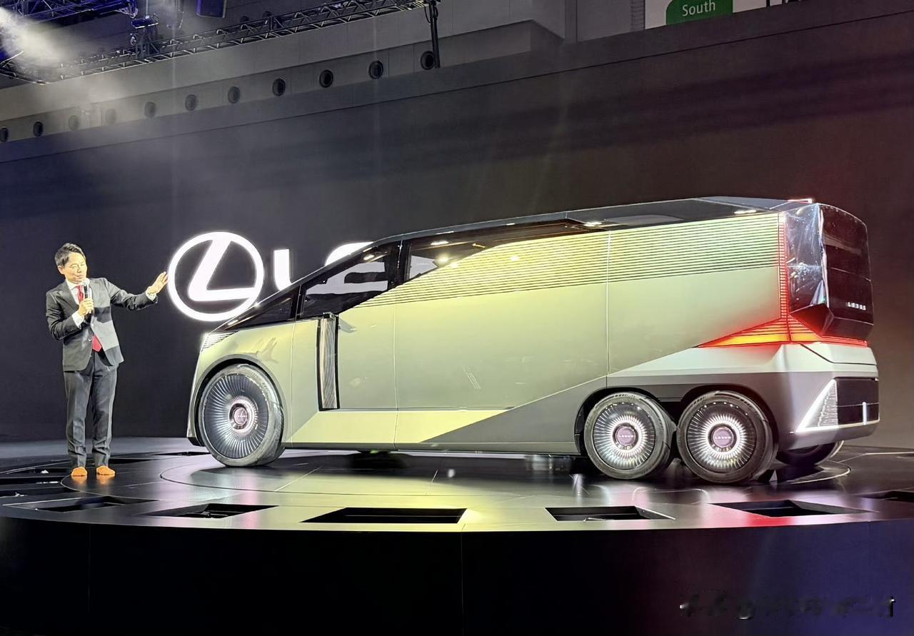 雷克萨斯LS概念车首发。全车最大的亮点，就是后双桥小轮，第一次在乘用车上看到这
