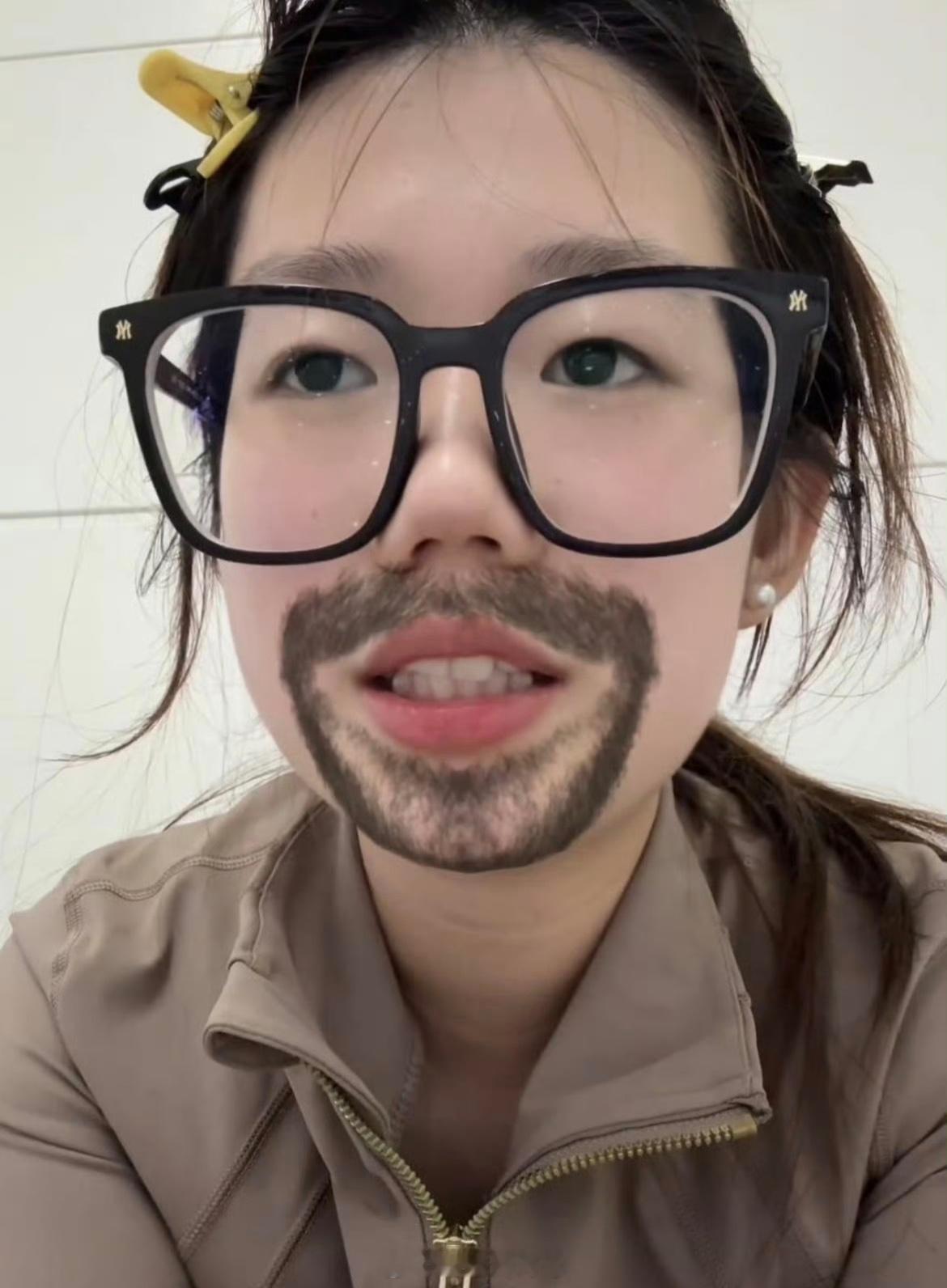 摸臀事件女子称没挂成号在医院痛哭原来这个女子身经百战啊，从她发在自己抖音账号上的