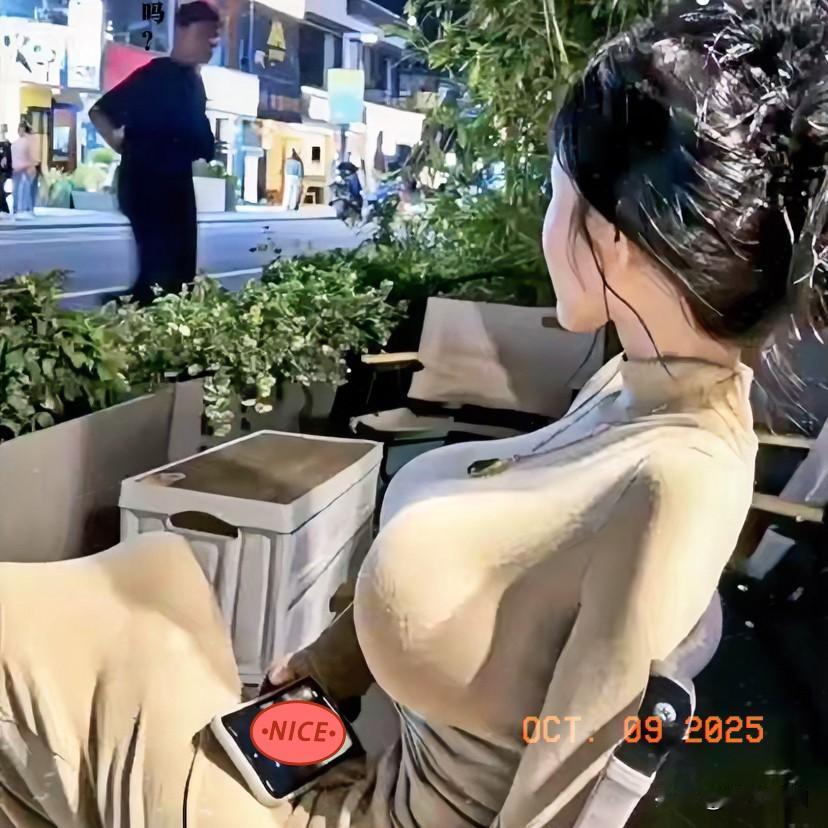 天吶！胸部丰满，是甜蜜负担还是美丽枷锁？对不少女性来说，胸部大带来的可不只是