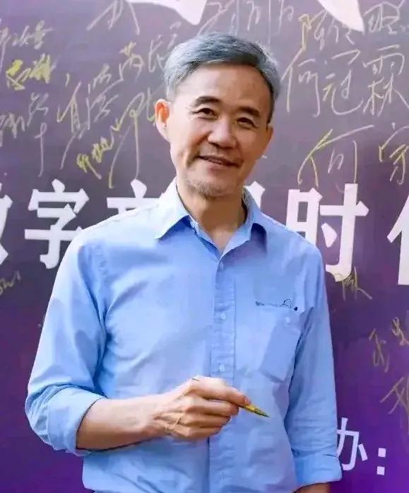 王石这发型一变，精气神顿时发生质的改变，在他身上看不出老人味，人也变得相当自信起