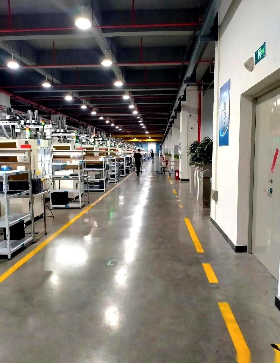 就因为开会迟到8分钟，我老公被辞了。走的时候，还被财务扣了1200。我气得晚饭