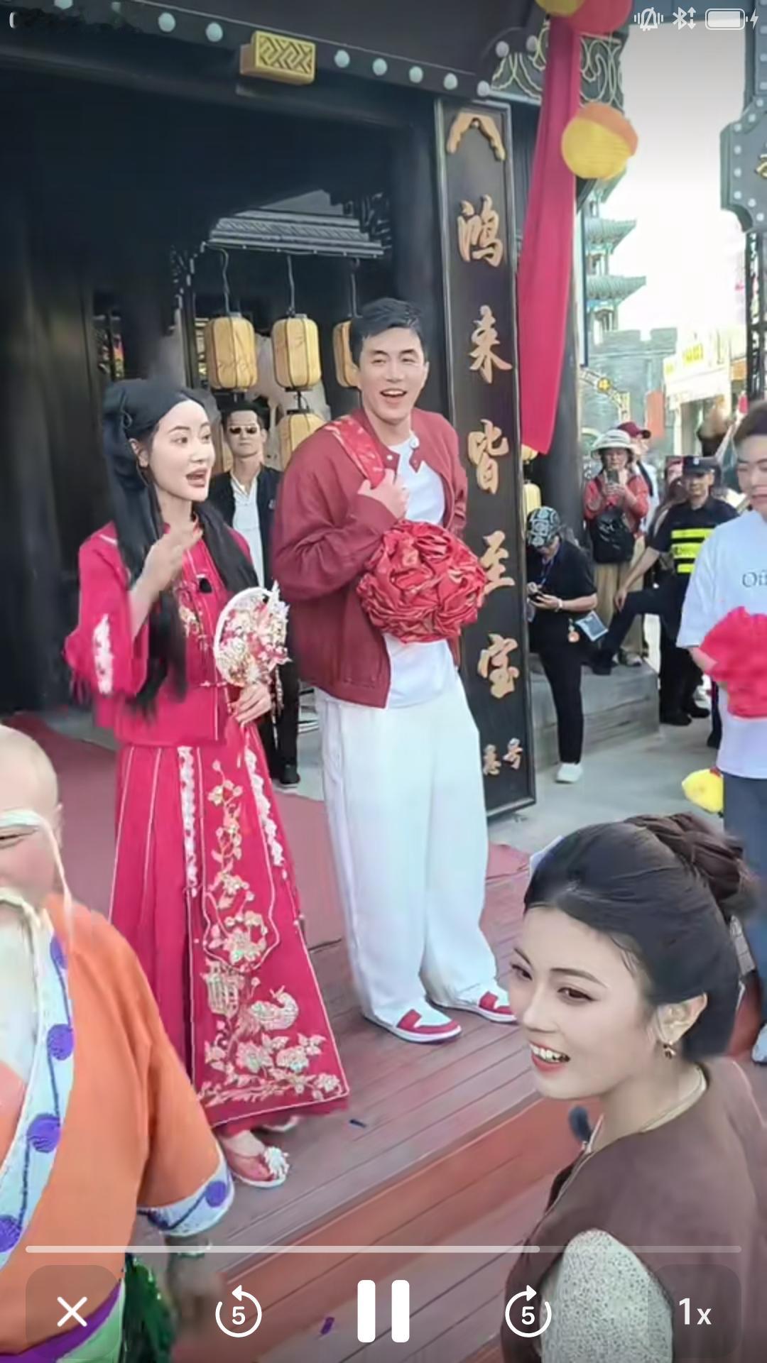 【郭艾伦回家乡沈阳参加文旅活动，现场扮演新郎，引得众人爆笑不断。】艾伦说:咋的，
