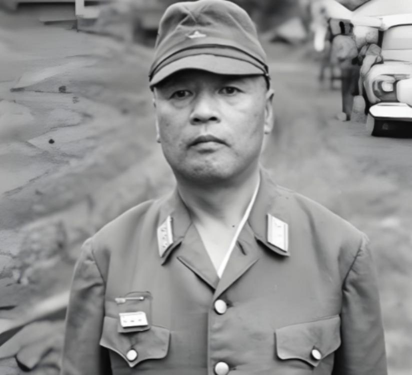 1945年8月15日，拉包尔岛日军地下堡垒里，今村均大将正听着天皇宣布投降的广播