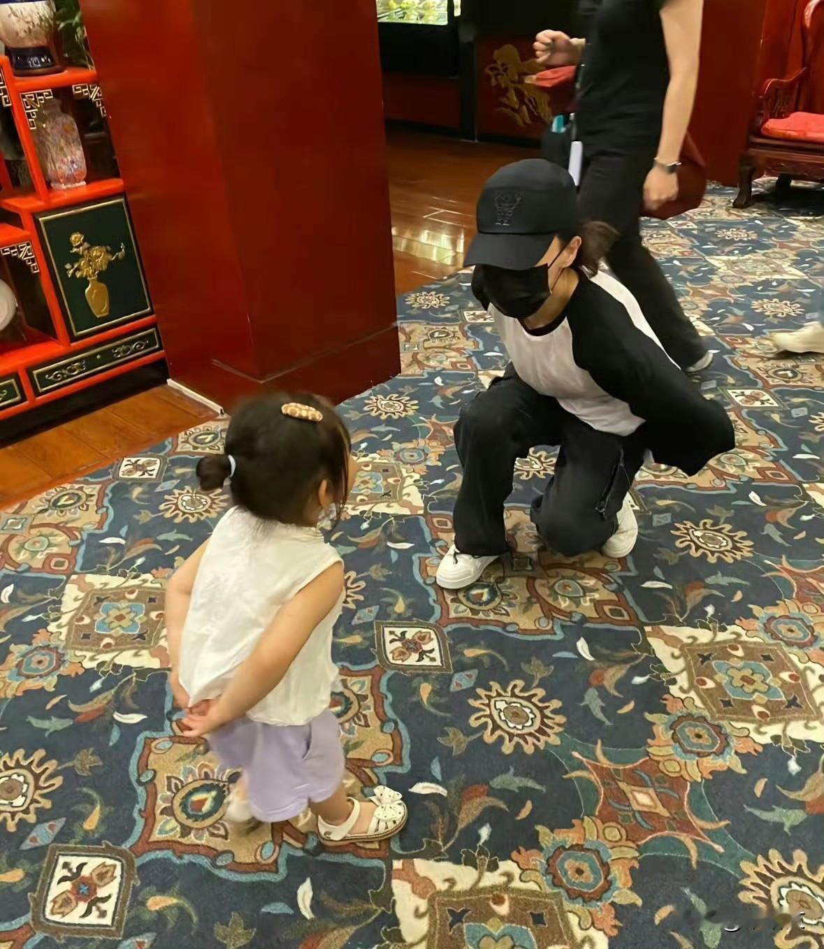 唐嫣带父母为女补庆生！罗晋缺席背后，藏着最暖的孝心唐嫣这波低调庆生，看得人