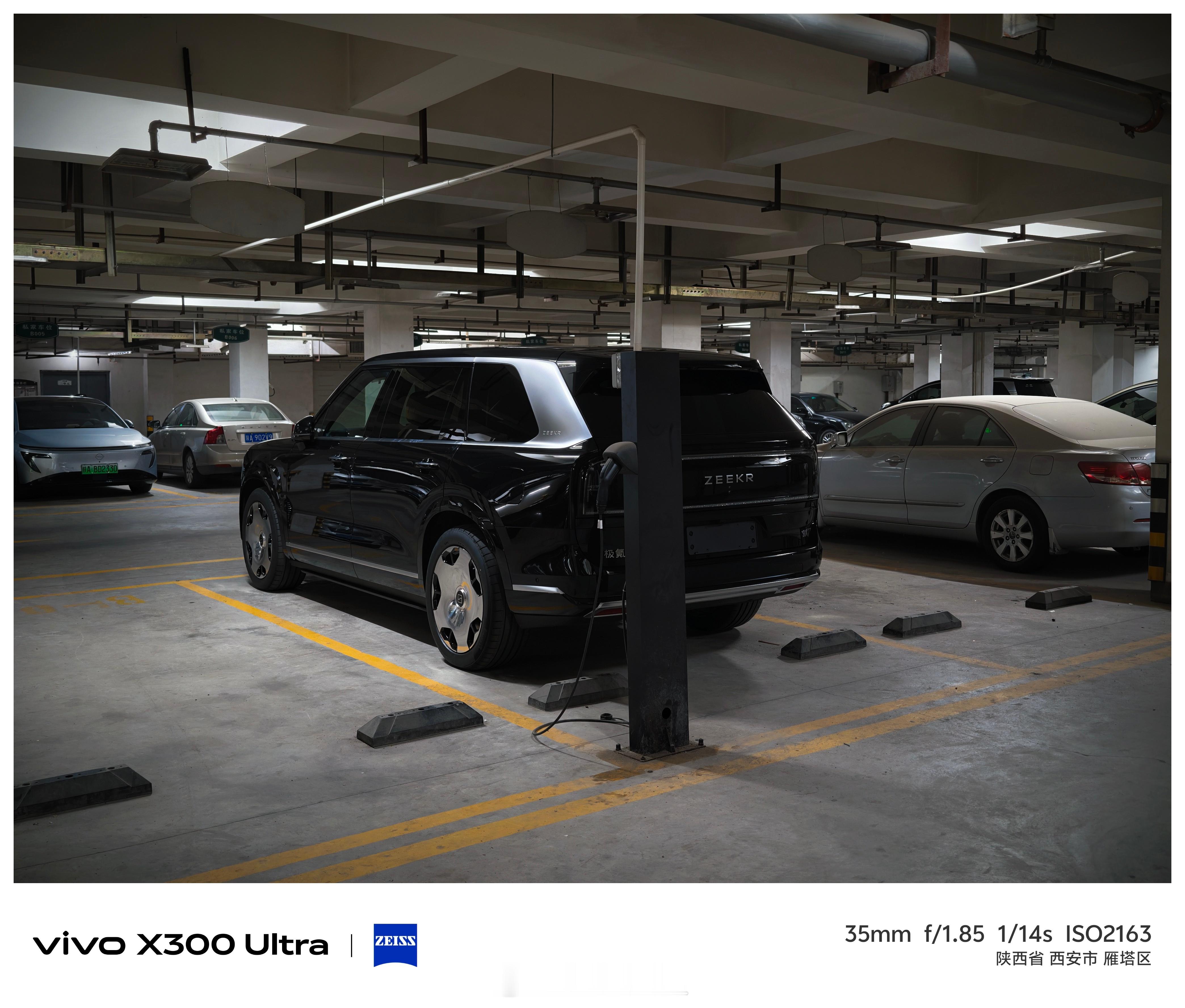 哎呀，以前的卡宴换极氪9X了，大哥估计也是嫌这一片M9太多了（它对面就是个M9）