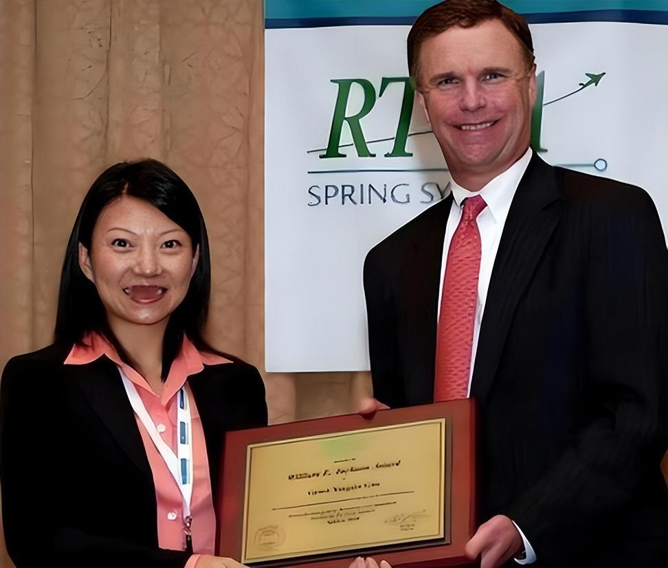 如果给你一张美国绿卡，代价是把自己国家的卫星导航编码交出去，你会干吗？一个中国女