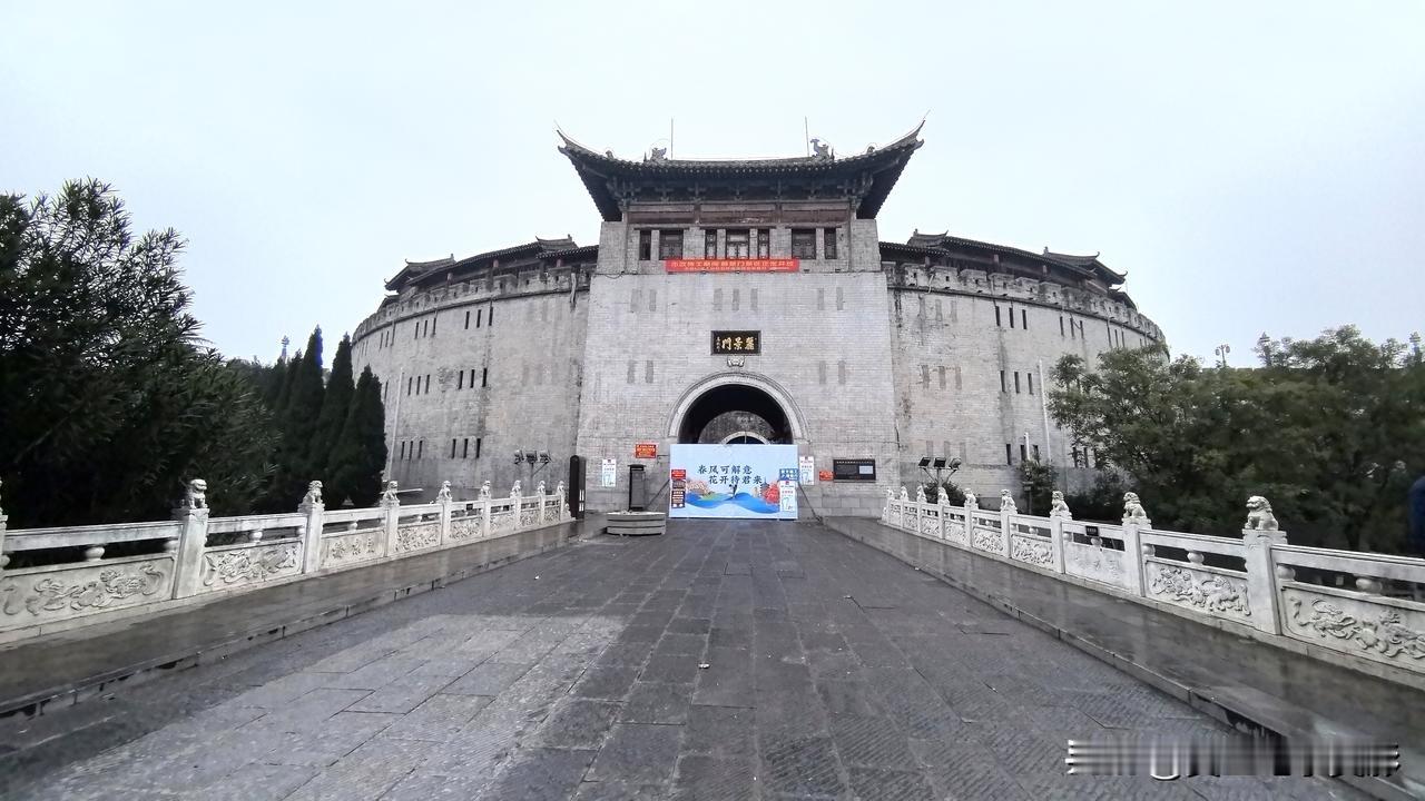 洛阳老城西大街基础设施提升改造如火如荼，机械人力并举快速推进洛阳老城西大街基