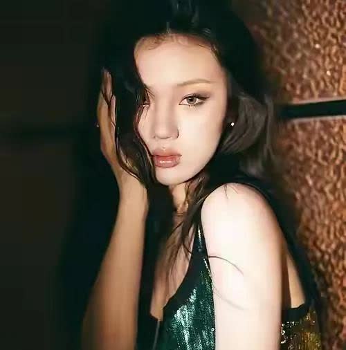 大家不要再羡慕单依纯了，我们永远不可能成为她仅凭敢说敢做敢穿，就大多