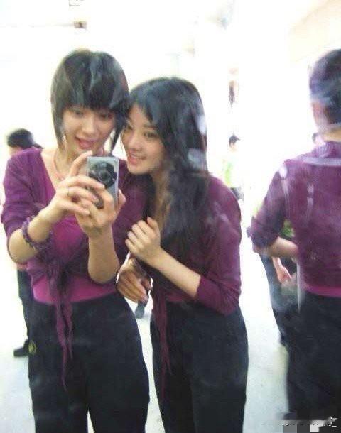 杨幂在大学期间上形体课旧照片还是第一看到，第一眼看到到的不是杨幂纤细的身材，也