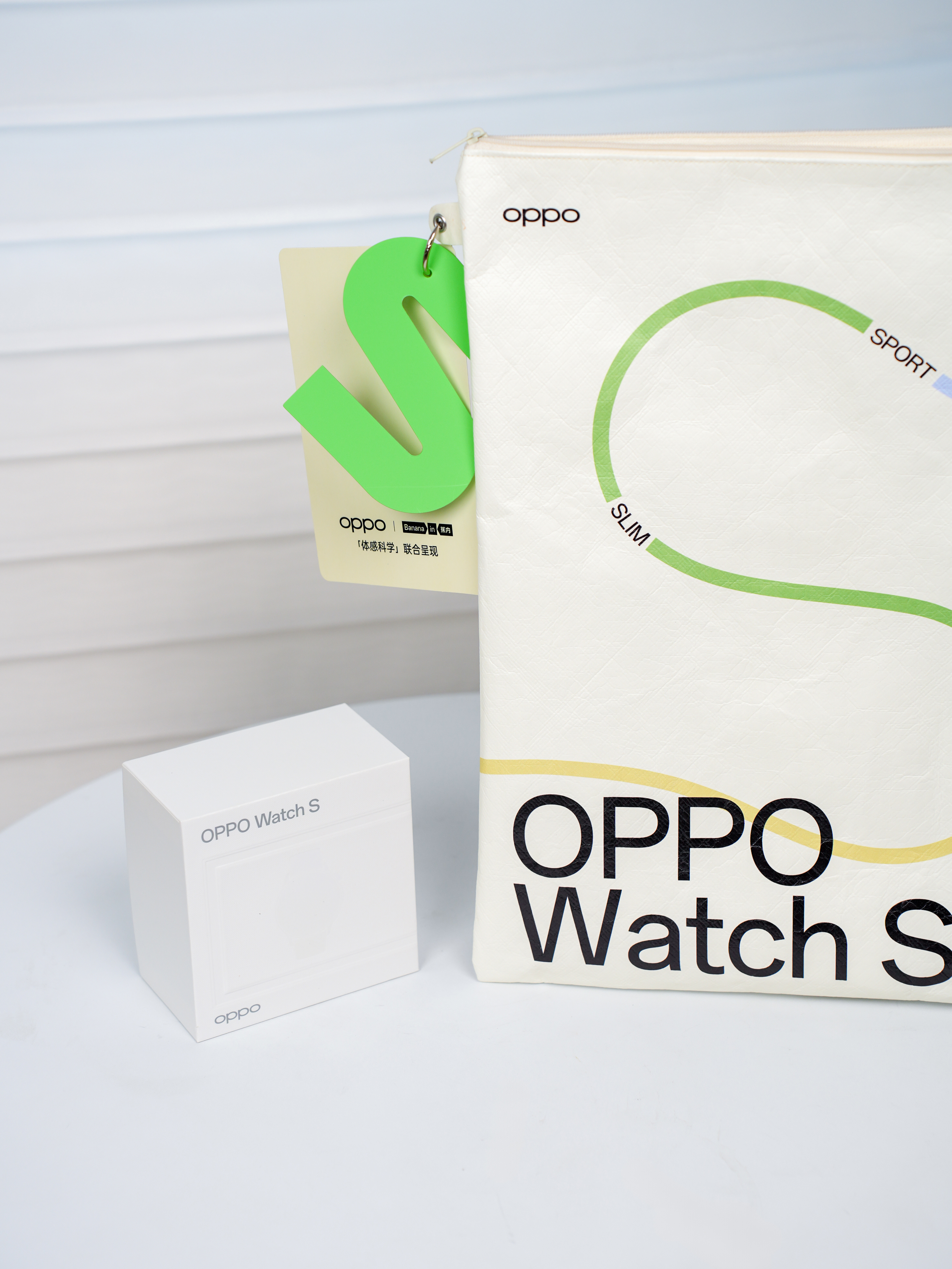 OPPOWatchS很薄很薄，一开始收到礼盒的时候，我以为OPPO搞恶作剧