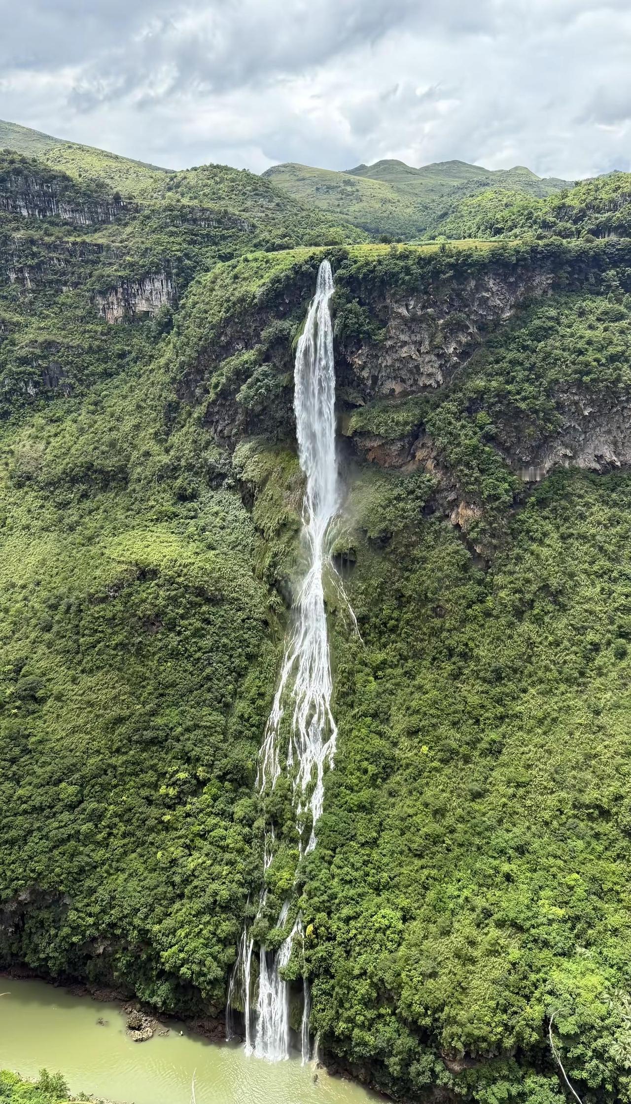 贵州这么多瀑布～夏天好合适徒步山青绿水.贵州瀑布贵州山景