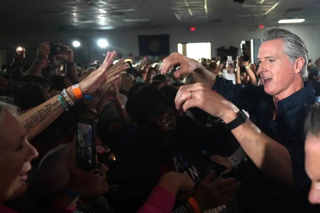 纽森周六在深红州得克萨斯的休斯敦为民主党人打气，号召党内基层把目光放在赢得202