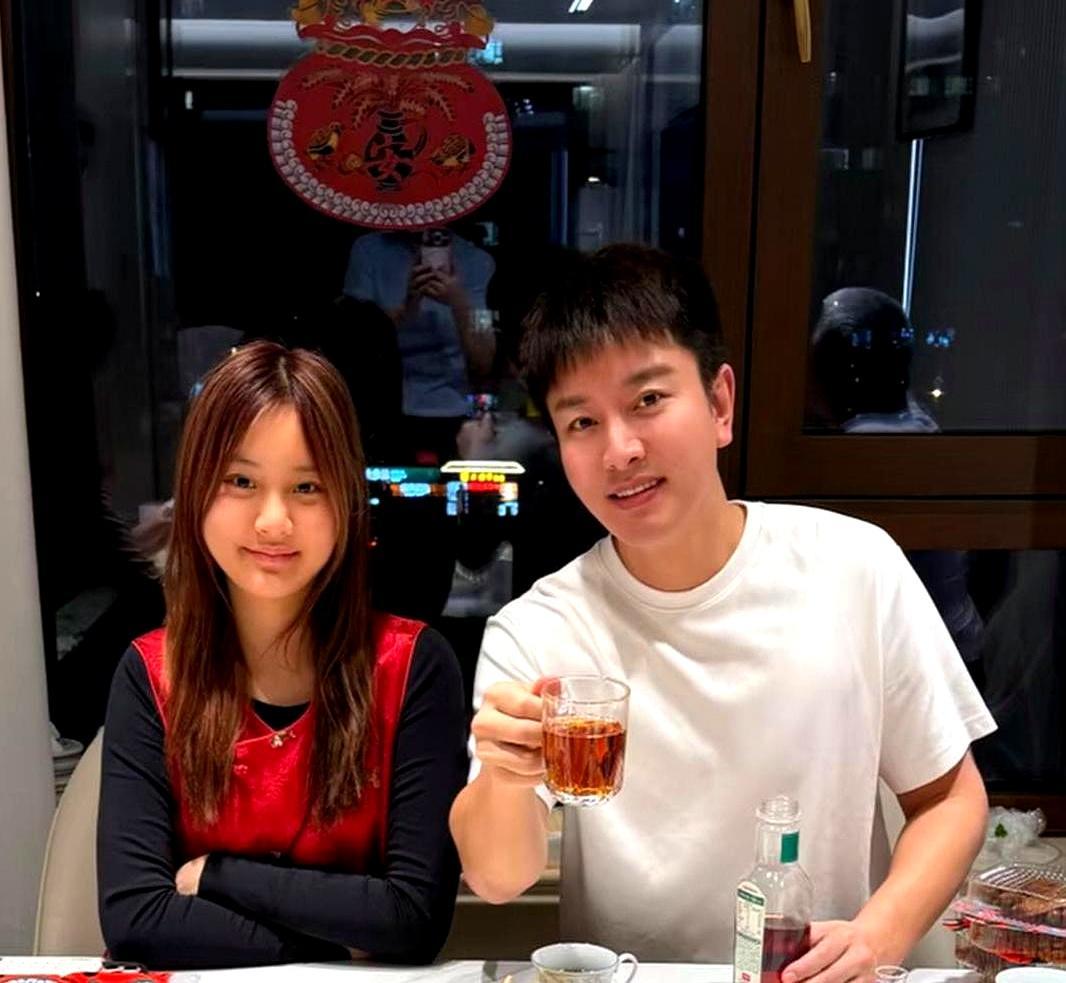 21道硬菜，帝王蟹配大肘子，贾乃亮这顿年夜饭不简单。饭桌上，13岁的甜馨长