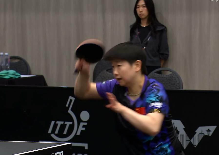 我去！莎莎真是劳模，4:0拿下陈幸同后，居然没回去休息，接着训练了。明天打打大