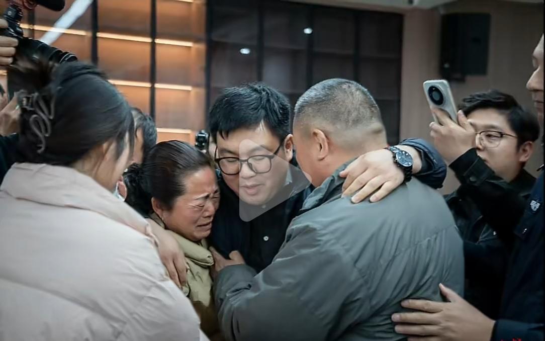 一个厕所，隔开了36年的母子情。1989年，四川绵阳的周洪英抱着1岁的儿子看