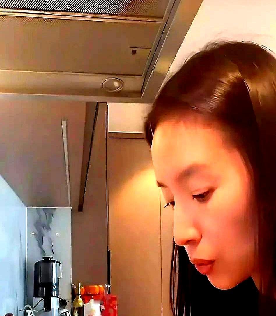 十年前撕得全网皆知，十年后拉了个微信群叫“顶顶事务局”。每月，潘粤明和董洁在里