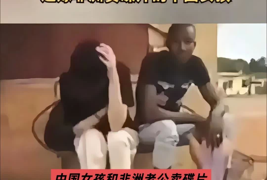 这一幕太令人心疼了！朋友去非洲旅游，看到一位东方大国的女子在卖碟片，她们