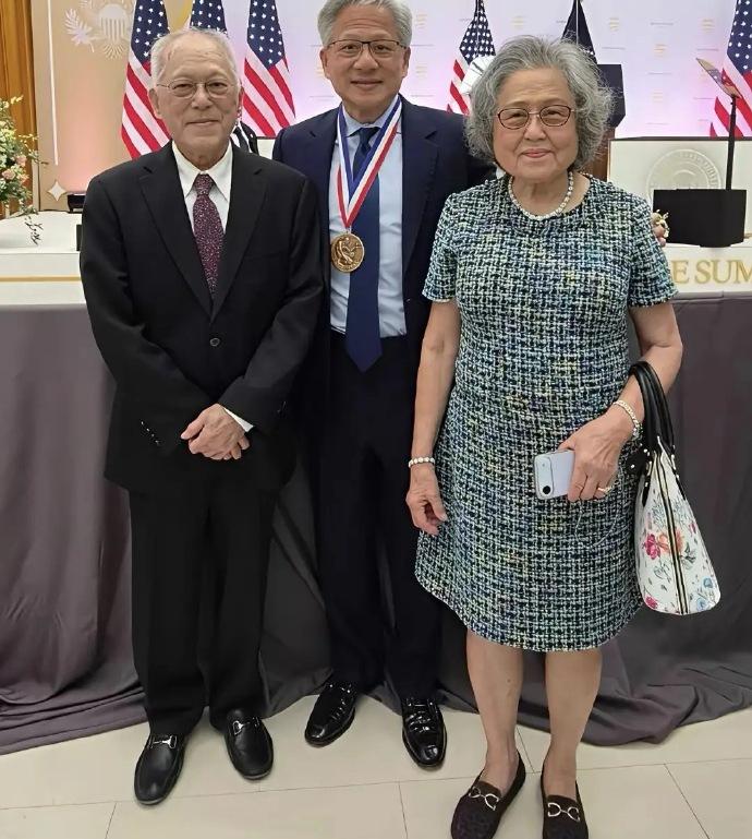黄仁勋父母90来岁了，但是长的都非常年轻，体面，看起来不像这个年纪的老人。