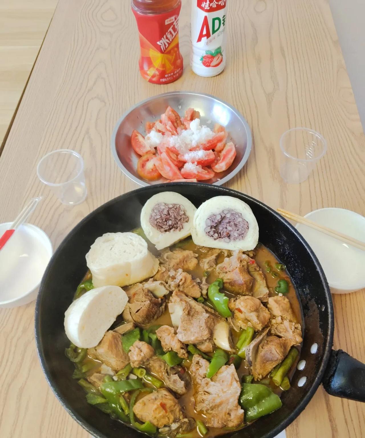 今天中午我和熊孩子的伙食，红烧大骨头，又放了几根豆角，因为熊孩子吃的素菜，只有土