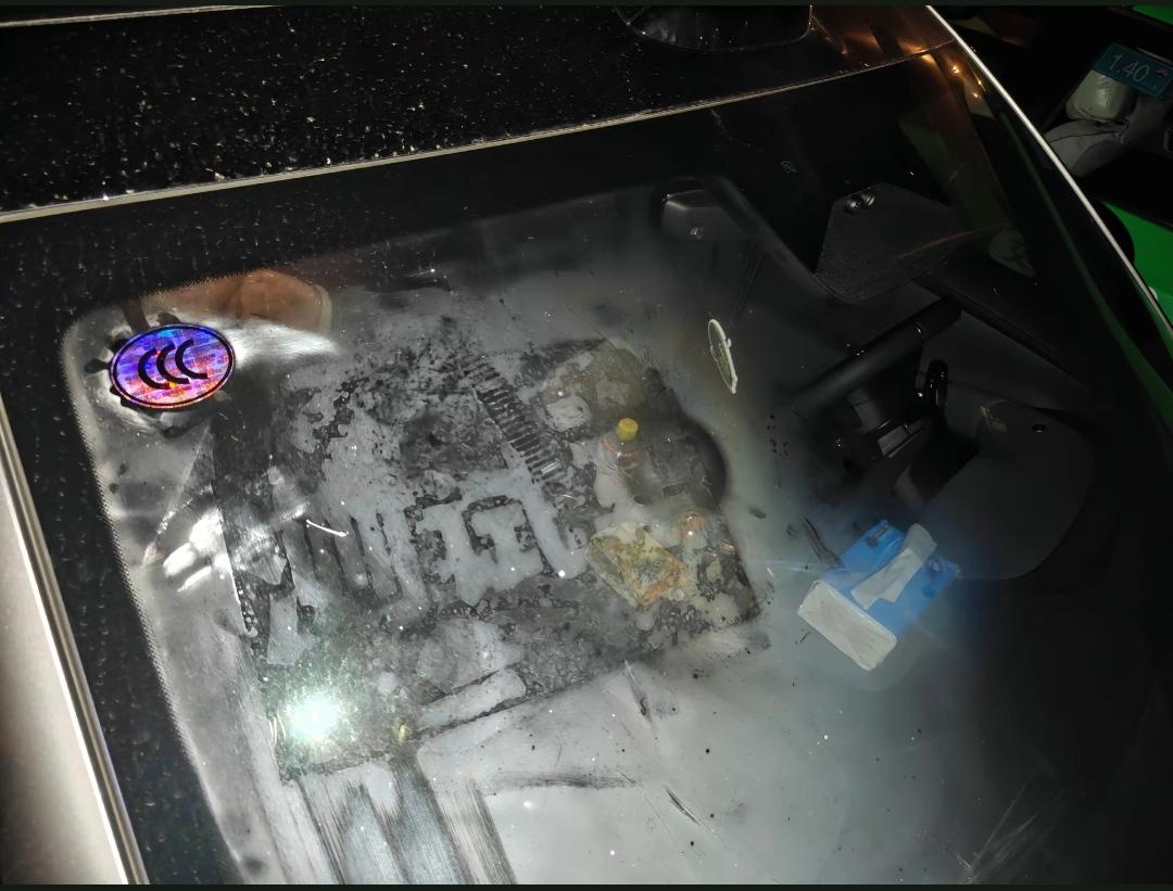 又一位车主发现自己购买的小米汽车上有测试车的标记！此前小米集团表示将更改后续流程