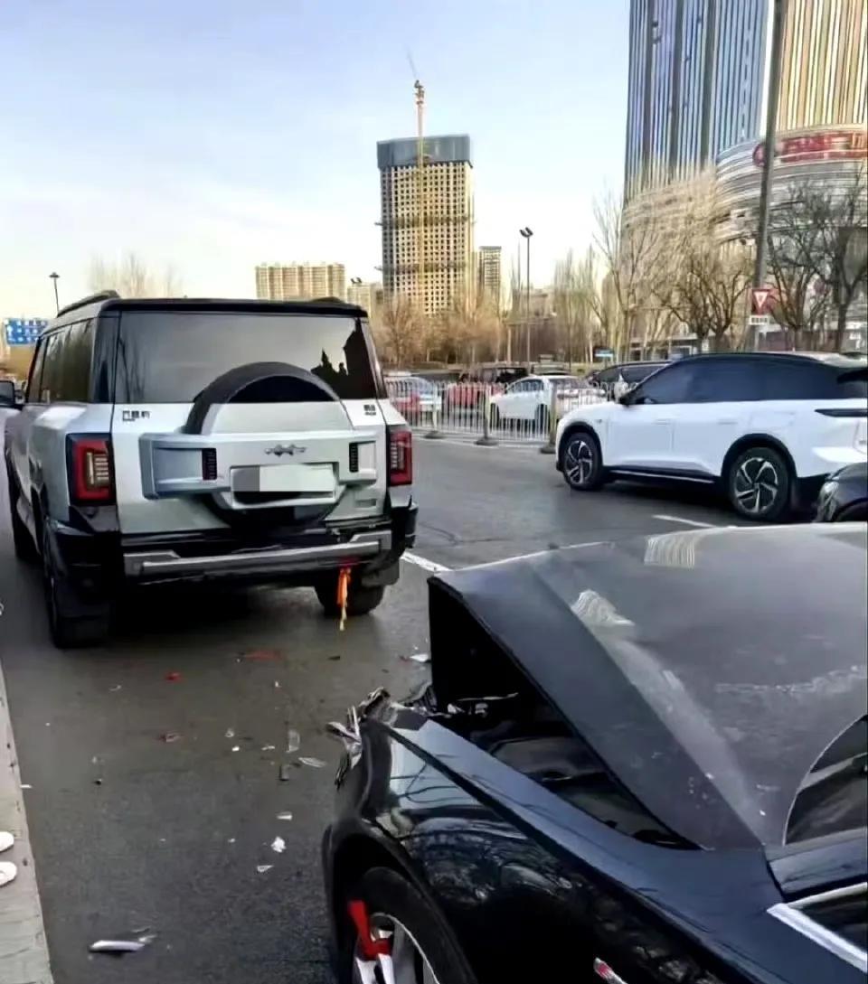 网友：我的方程豹被撞了，好心痛。。。后车，没事吧！